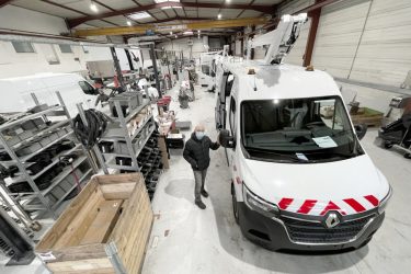 Jean Michel Bouyer avec camion-nacelle