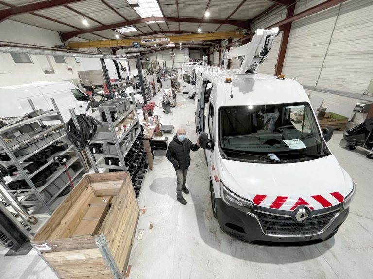 Jean Michel Bouyer avec camion-nacelle