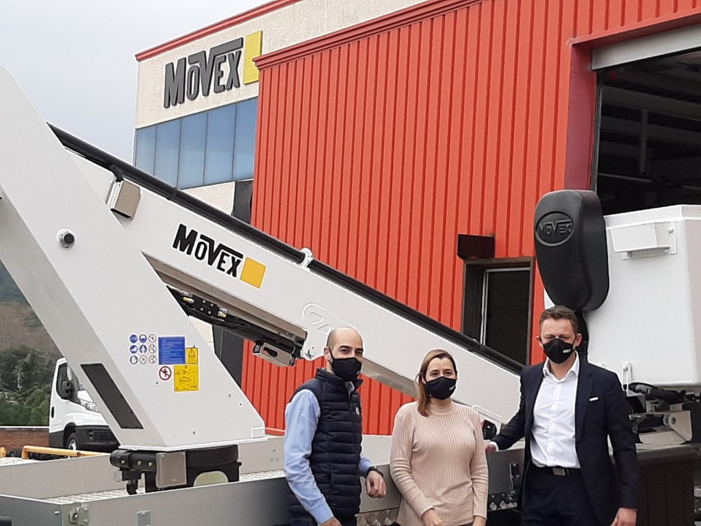 Dirigeants France Elevateur Movex devant nacelle Movex lors de l'acquisition