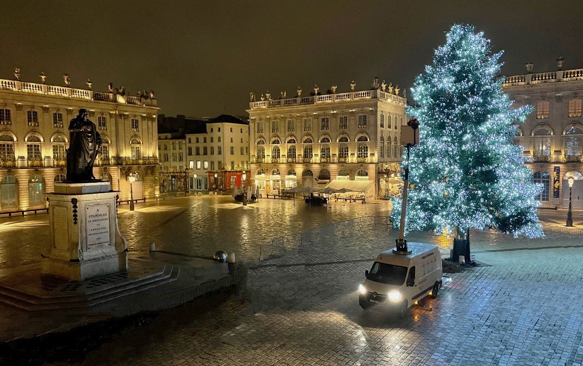 Shooting at place Stanislas for the new range of France Elévateur : UPTO