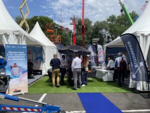 Moment convivial sur le stand du groupe TIME Manufacturing