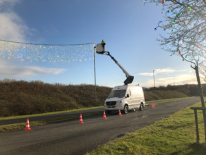 Installation des décorations de Noël avec un nacelle élévatrice VDTL-175-F