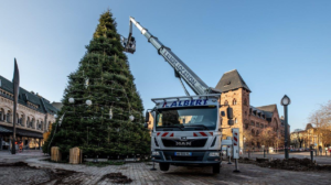 Installation des décorations de Noël avec une T300 RUTHMANN STEIGER @Albertlocation
