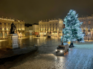 Installation du sapin de Noël à Nancy sur la place Stanislas avec une nacelle élévatrice France Elévateur